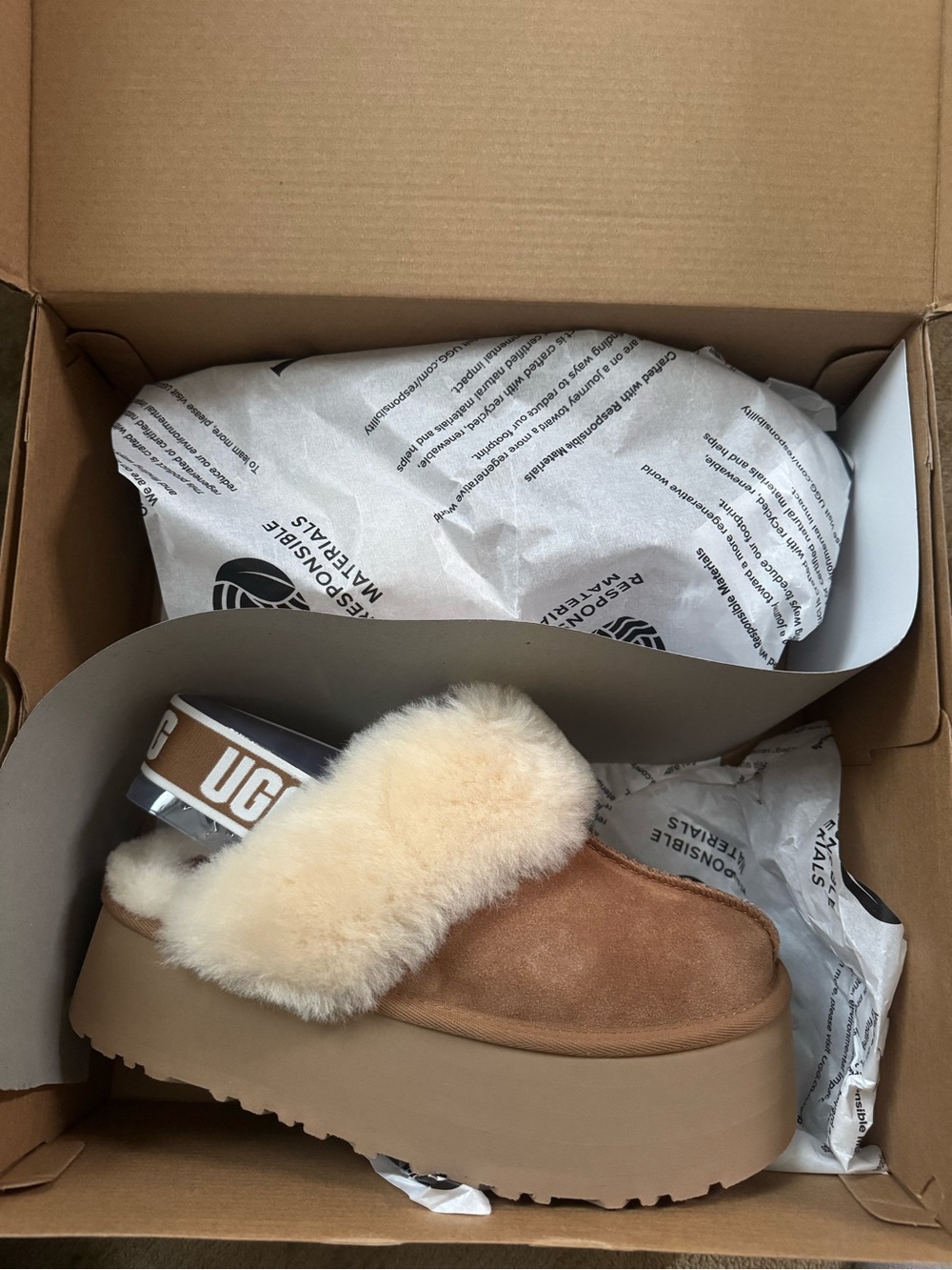 NWT UGG Women’s Chestnut Suede Funkette Slipper with Cream Shearling - Picture 2 of 4